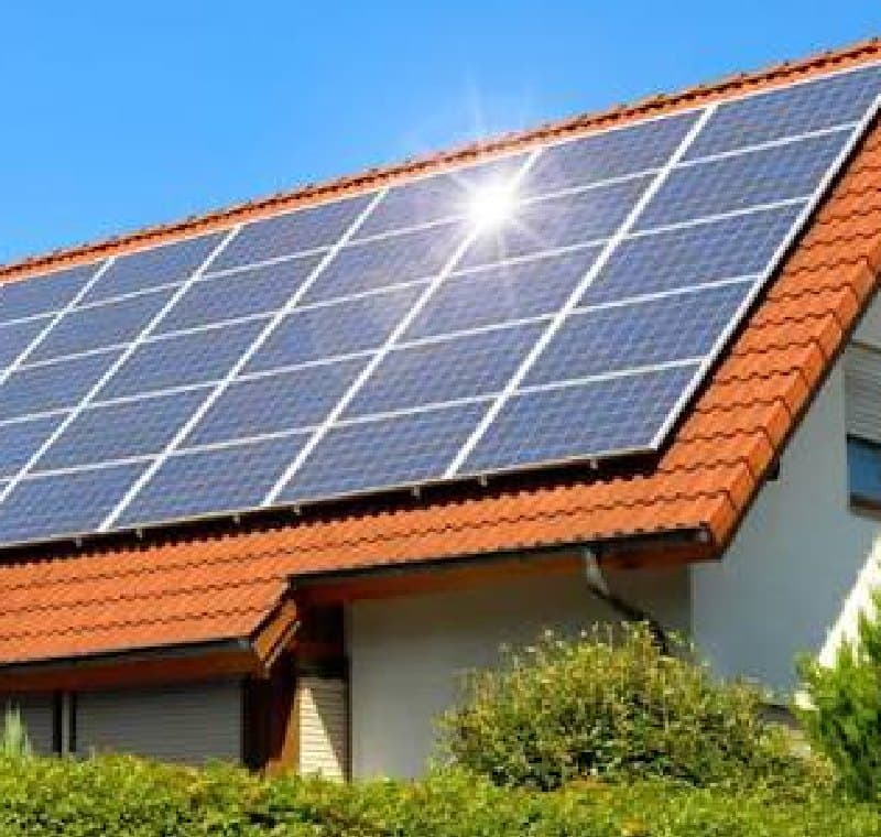 Toiture résidentielle en tuiles équipée de panneaux solaires