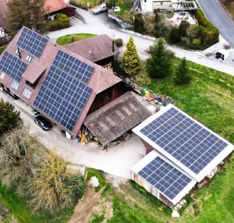 Vue aérienne d'une ferme équipée de panneaux solaires