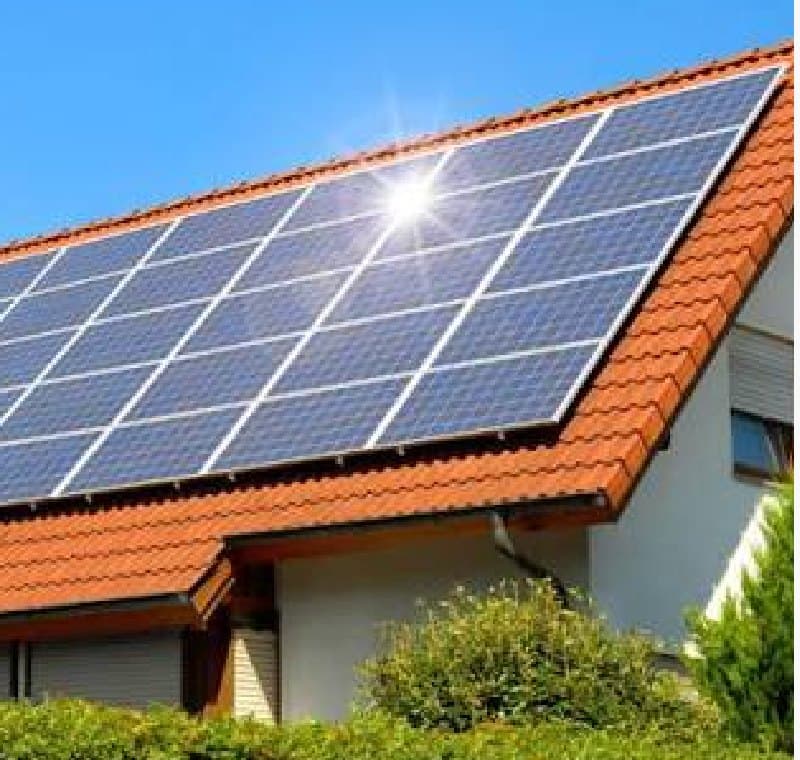 Toiture résidentielle ensoleillée avec panneaux solaires