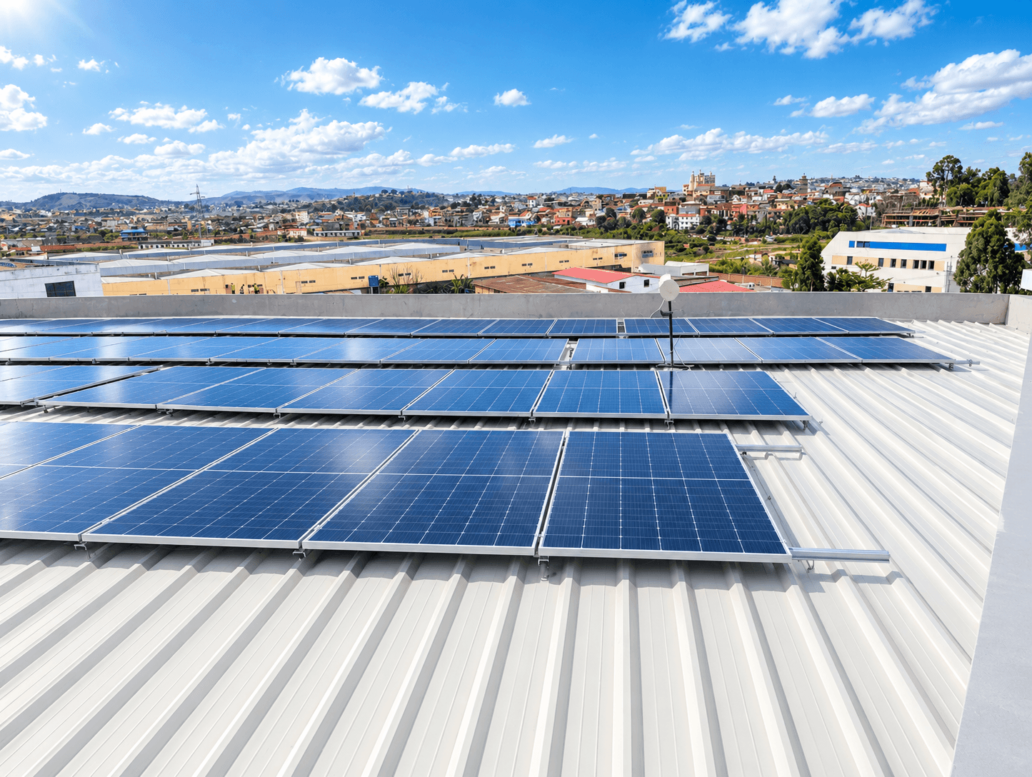Installation solaire sur toiture industrielle, entrepôts visibles en arrière-plan
