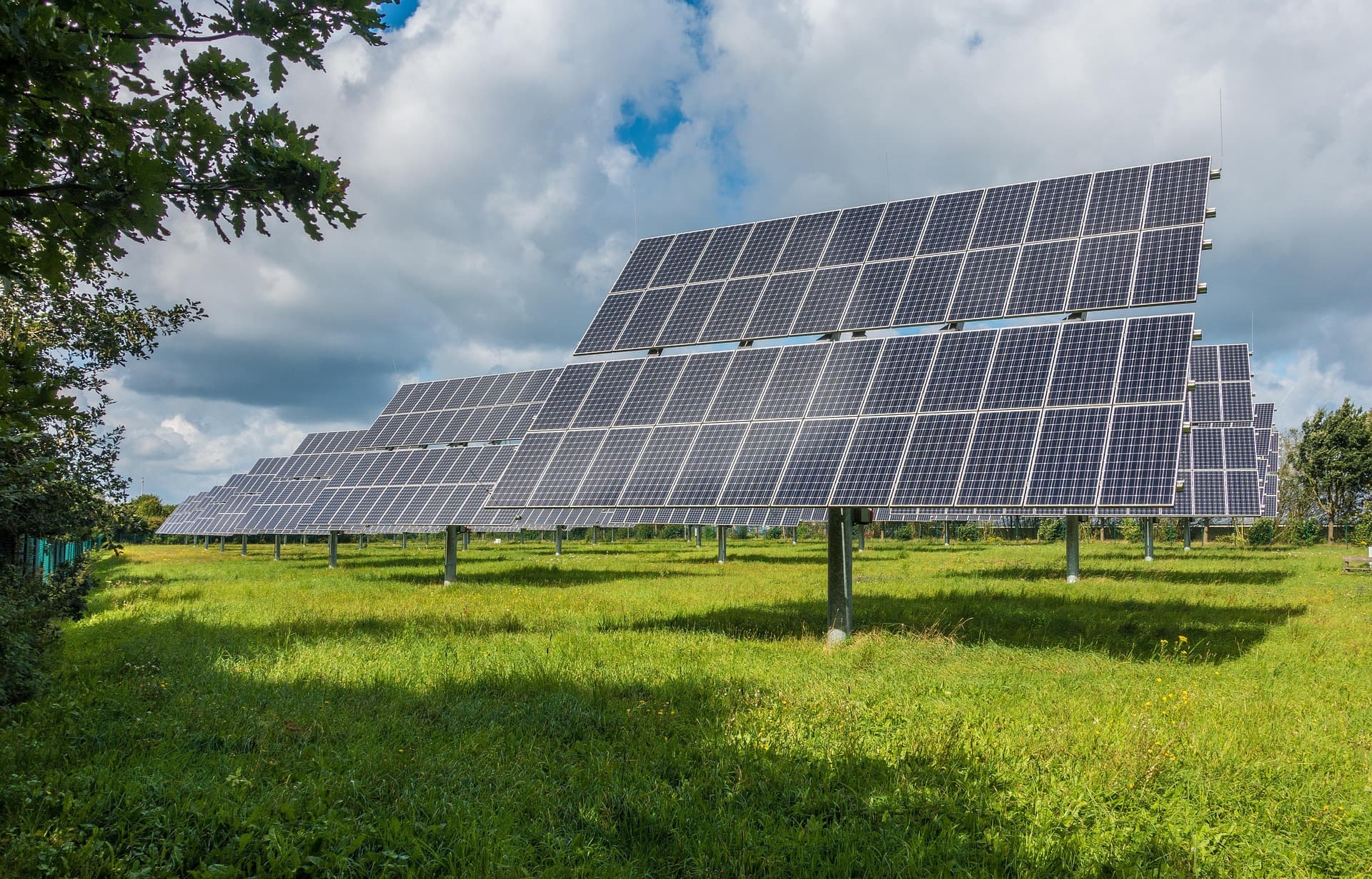 Champ de panneaux solaires photovoltaïques